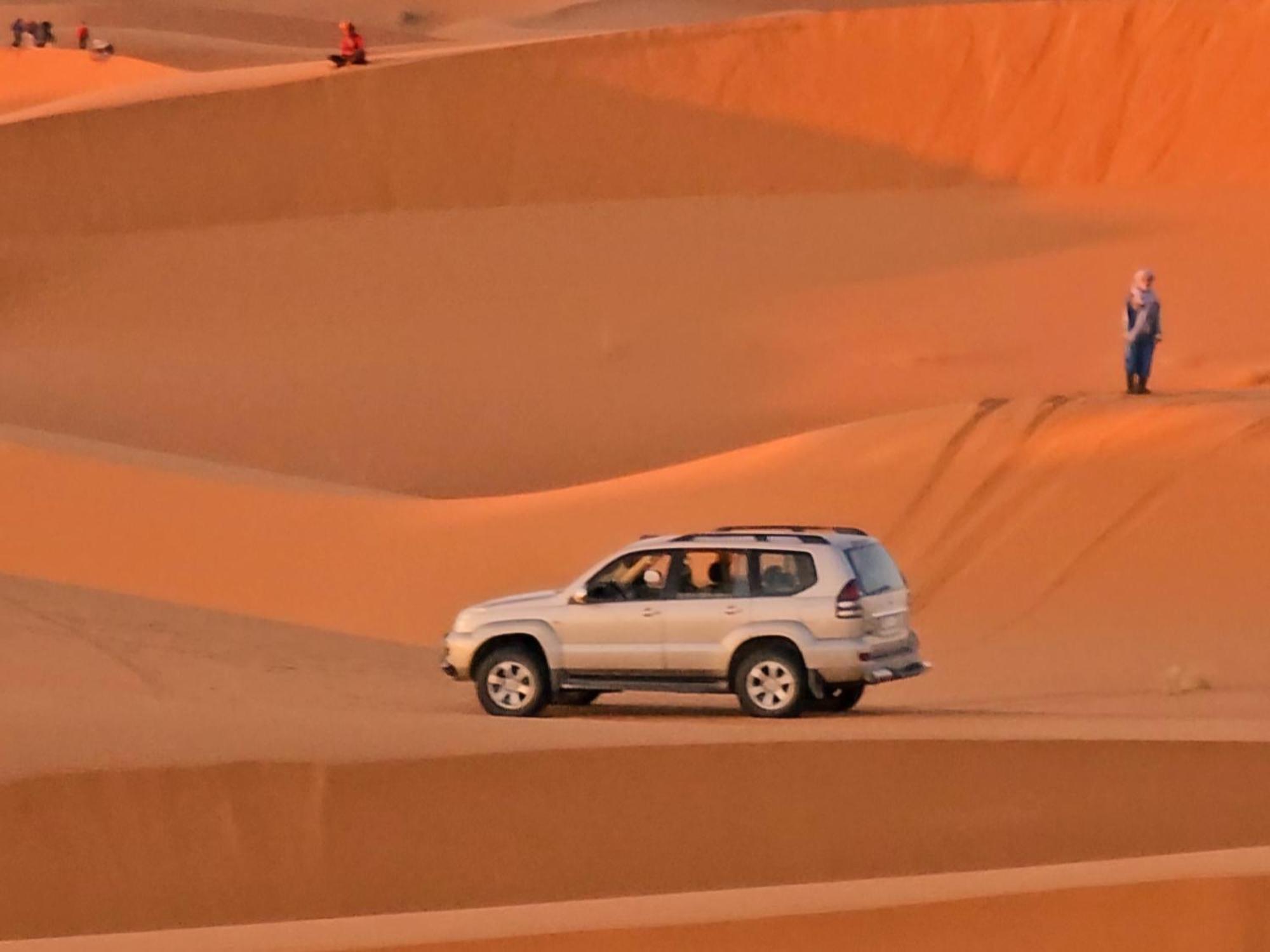 Отель Sahara Deluxe Camp Мерзуга Экстерьер фото